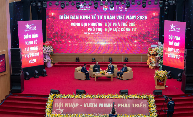 Đại diện các ban, bộ, ngành, doanh nghiệp đối thoại tại chương trình tại Phú Thọ