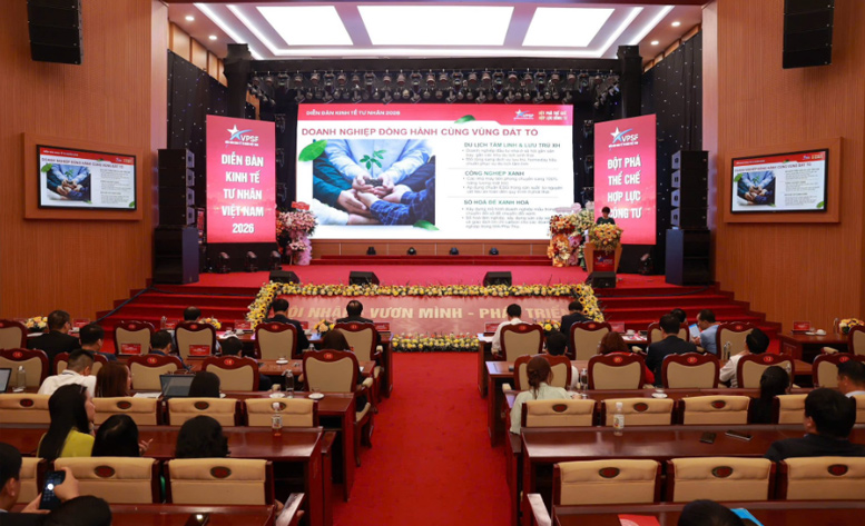 Đại biểu phát biểu tại diễn đàn về các vấn đề kinh tế